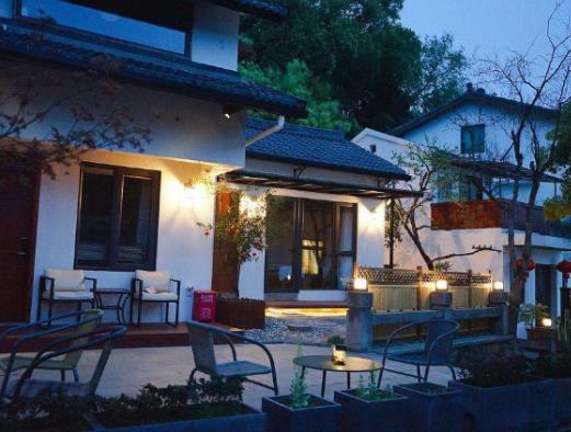 西湖邊上的酒店排名,杭州西湖國(guó)賓館、涵軒優(yōu)選民宿口碑好