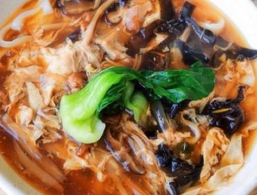 濟南芙蓉街小吃排名,九轉(zhuǎn)大腸肉質(zhì)軟嫩,打鹵面是山東特色