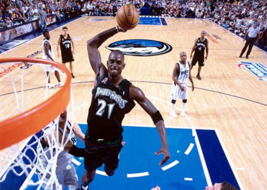 NBA7大謠言:伊巴卡28cm大尺寸丁丁 張伯倫睡2萬(wàn)女人 納什生黑人兒子