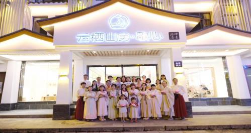 七夕節(jié)在張家界武陵源街頭出現(xiàn)一群漢服美女引大批游客圍觀,讓人仿佛“穿越”!