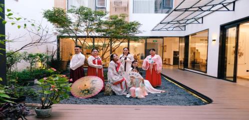 七夕節(jié)在張家界武陵源街頭出現(xiàn)一群漢服美女引大批游客圍觀,讓人仿佛“穿越”!