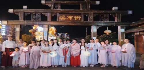 七夕節(jié)在張家界武陵源街頭出現(xiàn)一群漢服美女引大批游客圍觀,讓人仿佛“穿越”!