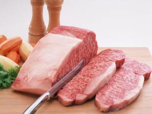 切肉有技巧：橫切牛羊斜切豬，順切雞肉和魚肉