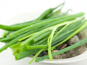炒菜時怎樣利用蔥調味？做菜如何放蔥的小竅門