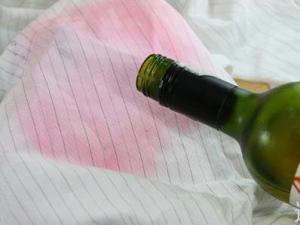 如何輕松洗掉衣服上的“頑固”紅酒漬？