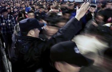 有錢沒錢回家過年,盤點歷年春節春運中讓人淚奔的瞬間!