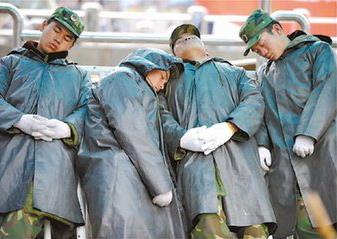 有錢沒錢回家過年,盤點歷年春節春運中讓人淚奔的瞬間!
