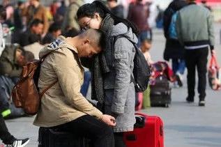 有錢沒錢回家過年,盤點歷年春節春運中讓人淚奔的瞬間!