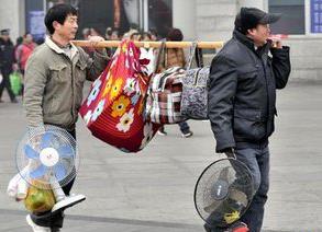 有錢沒錢回家過年,盤點歷年春節春運中讓人淚奔的瞬間!