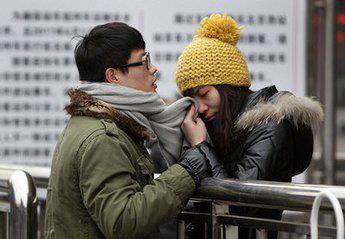 有錢沒錢回家過年,盤點歷年春節春運中讓人淚奔的瞬間!