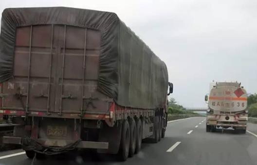 看到大貨車保持多少距離最安全?拐彎盲區撞人算全責嗎?