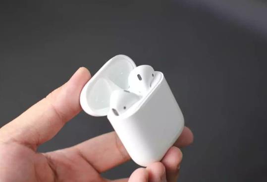 airpods用完要馬上放回充電盒嗎?airpods正確充電的方法