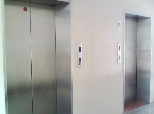 忽然停電電梯會掉下來嗎?電梯停了被困怎么辦?