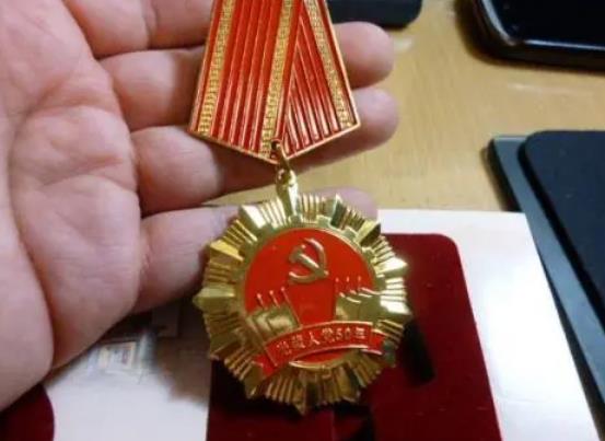 七一勛章材質是純金的嗎?黨齡50年紀念章一次性補助多少錢?