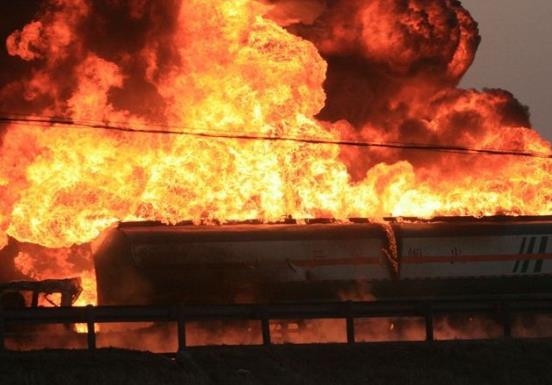 油罐車爆炸怎么躲避?油罐車在太陽下會不會爆炸?