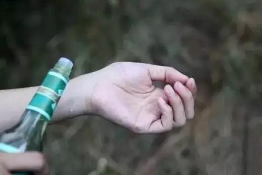 花露水過期了有毒嗎?花露水噴在電風扇上有什么作用?
