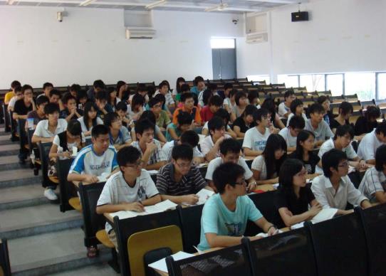 大學生報到該不該帶上父母?大學報到完了就開學嗎?