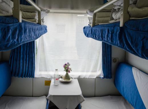夏天乘坐空調火車臥鋪都要注意什么?買臥鋪怎么才能選到下鋪?