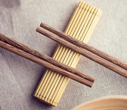 筷子上有霉斑用了會怎么樣?筷子有油漆味道能不能用