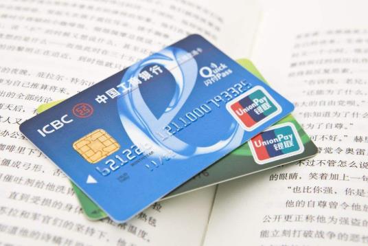 銀行卡被吞了不是本人的能取嗎?銀行卡不解鎖錢會不會沒有?