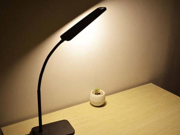 臺燈什么角度最保護眼睛?充電臺燈邊充電邊使用會爆炸嗎