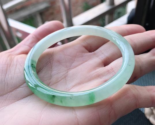 翡翠玉怎么辨別好壞?翡翠手鐲有棉絮怎么養才能透?