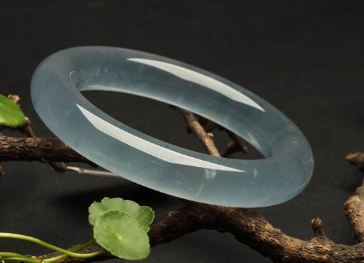 怎么樣才能看出來(lái)翡翠注膠了沒(méi)有?注膠的翡翠手鐲可以出鑒定證書嗎