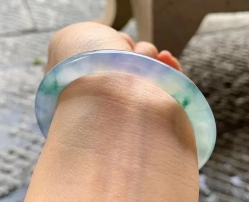 翡翠拋光粉有熒光反應嗎?翡翠放水里泡時間久了好不好