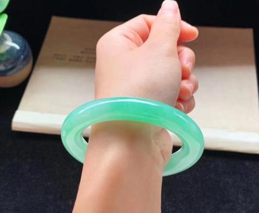 翡翠玉怎么辨別好壞?翡翠手鐲有棉絮怎么養才能透?