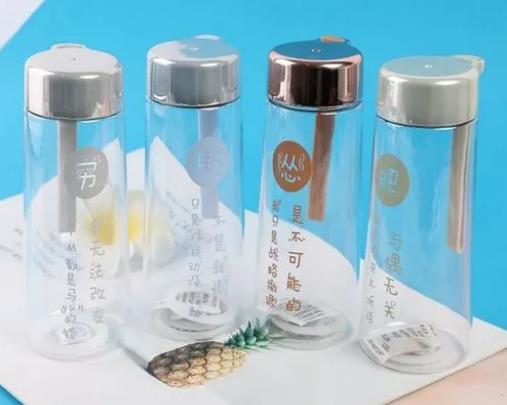 塑料水杯放冰箱里冷凍會(huì)不會(huì)炸了?帶有茶漬的塑料杯用什么洗凈
