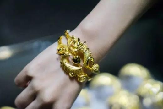 買三金一萬左右會不會太寒酸?結婚為什么要送三金