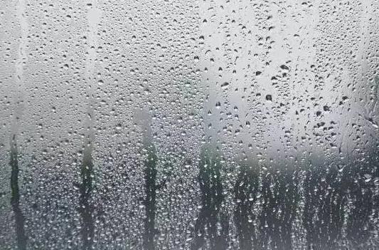 回南天用鹽水拖地有用嗎?回南天衣服晾室內還是室外