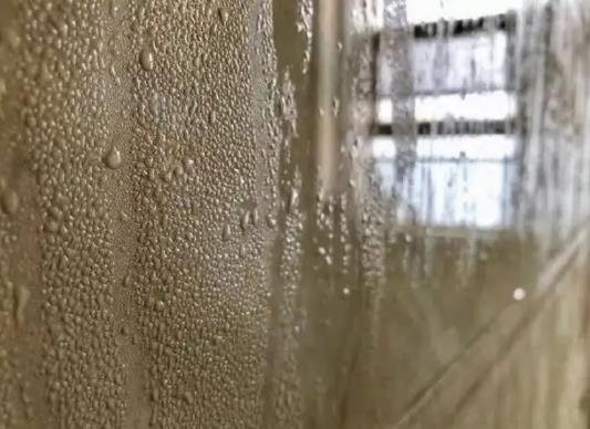 回南天用鹽水拖地有用嗎?回南天衣服晾室內還是室外