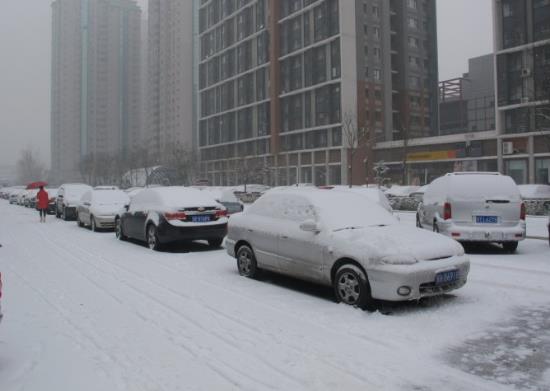 下雪天汽車裝幾個(gè)防滑鏈好?雨刮器豎起來(lái)被凍住了怎么辦?