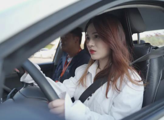 正規(guī)駕校幾個(gè)人一輛車(chē)?駕校報(bào)名了退錢(qián)麻煩嗎