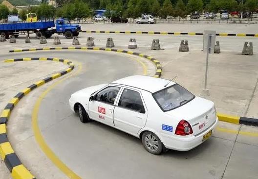 正規(guī)駕校幾個(gè)人一輛車(chē)?駕校報(bào)名了退錢(qián)麻煩嗎