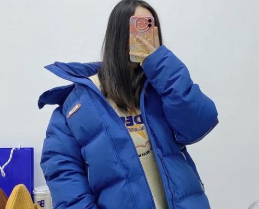 克萊因藍(lán)羽絨服值不值得買?克萊因藍(lán)和寶藍(lán)色哪個(gè)更顯白