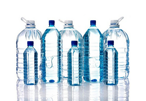 瓶裝水經過暴曬后真的會變成“毒水”?