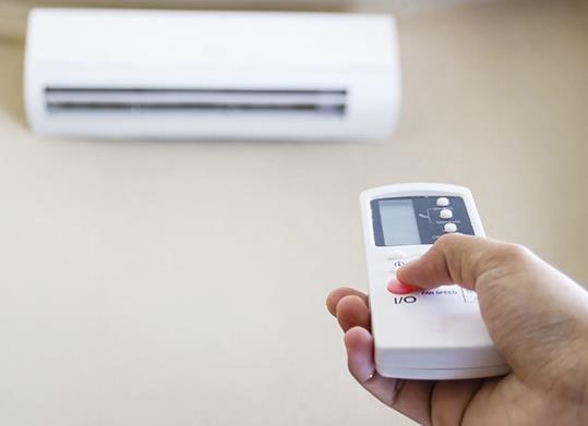 空調除濕和制冷哪個費電?空調開著除濕睡覺好嗎?