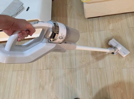 吸塵器吸不動了怎么辦?吸塵器工作時出熱風正常嗎?
