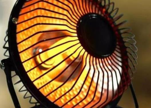 取暖器可以放在電視機下面嗎?取暖器剛開始用就冒煙正常嗎