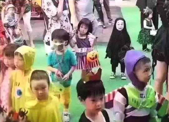 該詞最近再次出現(xiàn)在大家眼前原因是2016年萬圣節(jié)爆火網(wǎng)絡的“無臉男萌娃”,和周圍小朋友畫風極其不一樣的小朋友甚至他同學都嚇哭了,獨自站在人群中的小身影、欲哭無淚的小表情,讓人又心疼又好笑,從而走紅網(wǎng)絡后被網(wǎng)友們p圖制作成“我能怎么辦啊我也很絕望啊”表情包,受到了大量的轉(zhuǎn)載和使用。