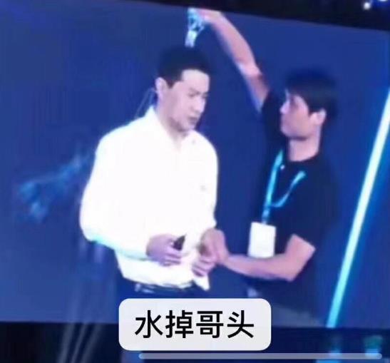 宏顏獲水是什么意思?李彥宏在百度AI開(kāi)發(fā)者大會(huì)上被人潑水事件