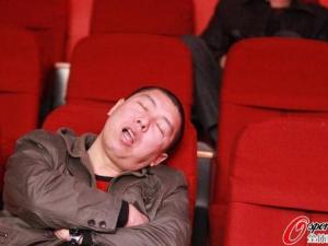 臺(tái)球比賽觀眾睡倒一片，92歲老太關(guān)注丁俊暉6年