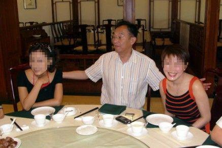 76歲作家張賢亮被曝包養(yǎng)5個(gè)情人,當(dāng)事人否認(rèn)“完全是無中生有”,寧夏西部影視城主席背景曝光
