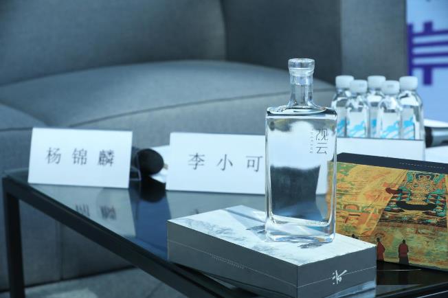 觀云白酒致敬藝術家李小可