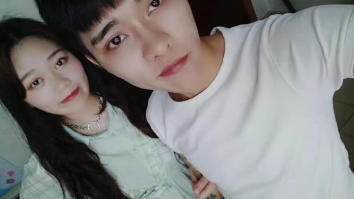 歌手楊友洪攜女友出席自己歌曲發布會。