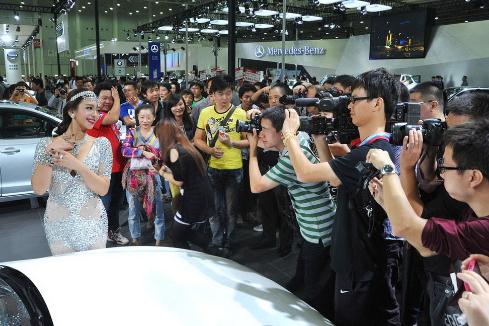 組圖:武漢車展名模助陣,曹陽(yáng)吳雨嬋車展秀性感傲人身材