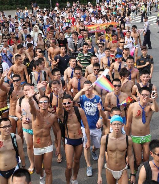 臺灣5萬名同性戀大游行，呼吁同志要婚姻平權，也要伴侶多元
