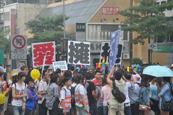 臺灣5萬名同性戀大游行，呼吁同志要婚姻平權，也要伴侶多元